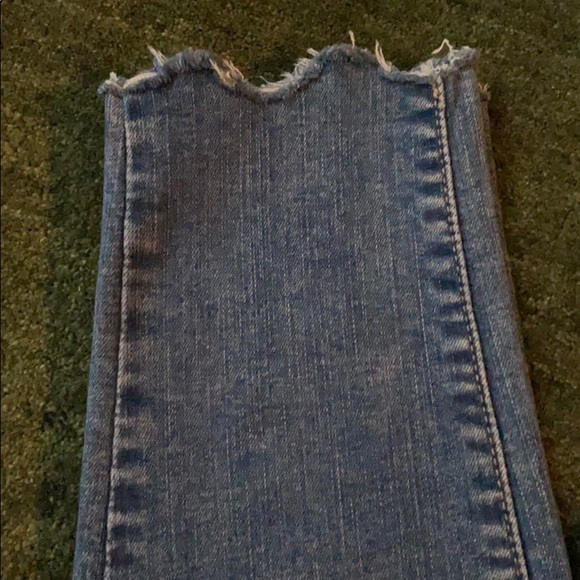 Blue Denim Levi’s -Skinny and High waisted w/rips - Picture 2 of 8